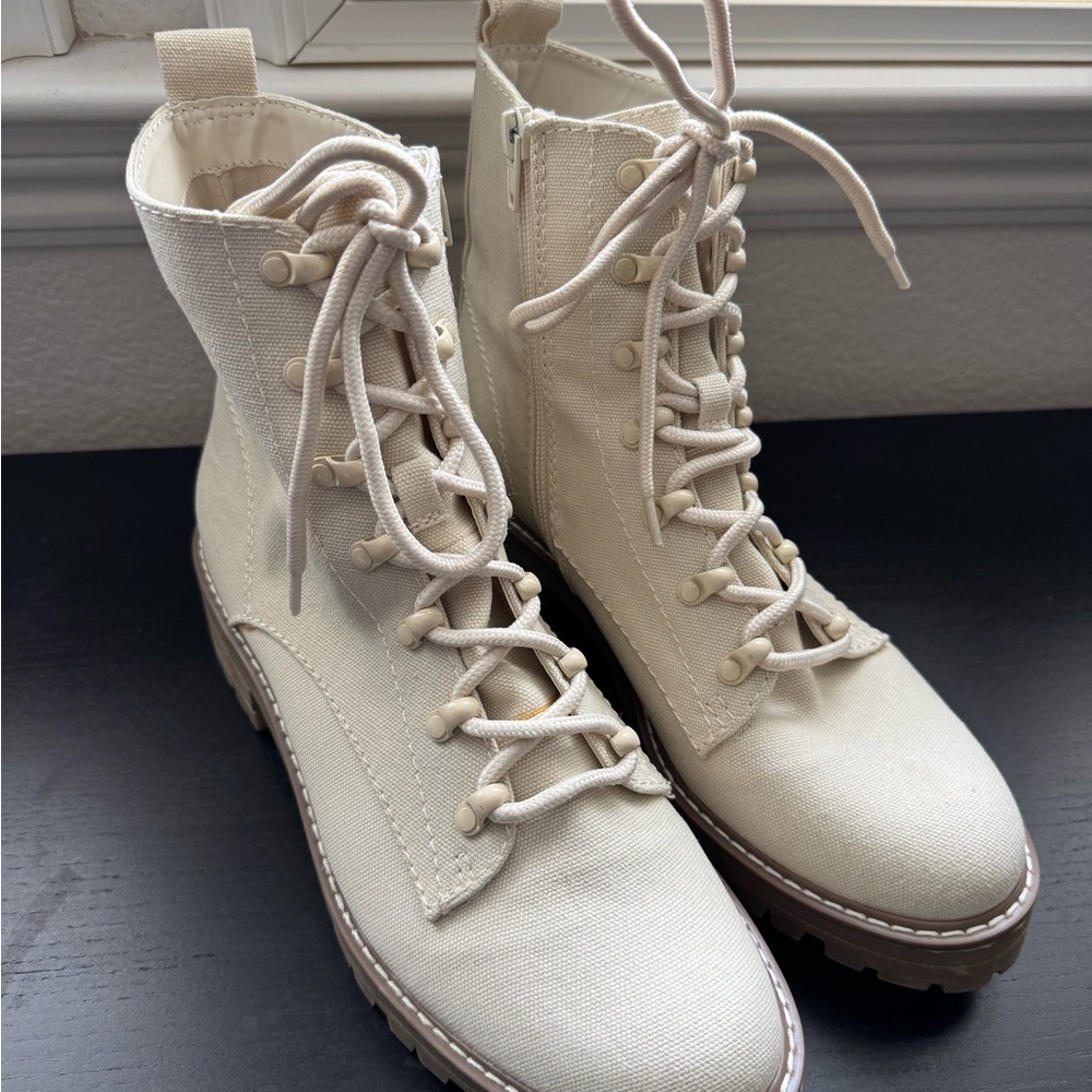Stylish Beige Women's Boots